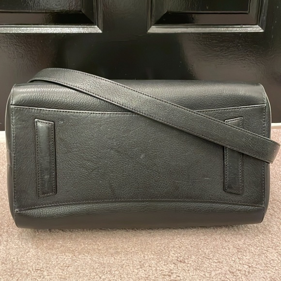 GIVENCHY
Antigona Medium Grained Leather Bag - Picture 5 of 11